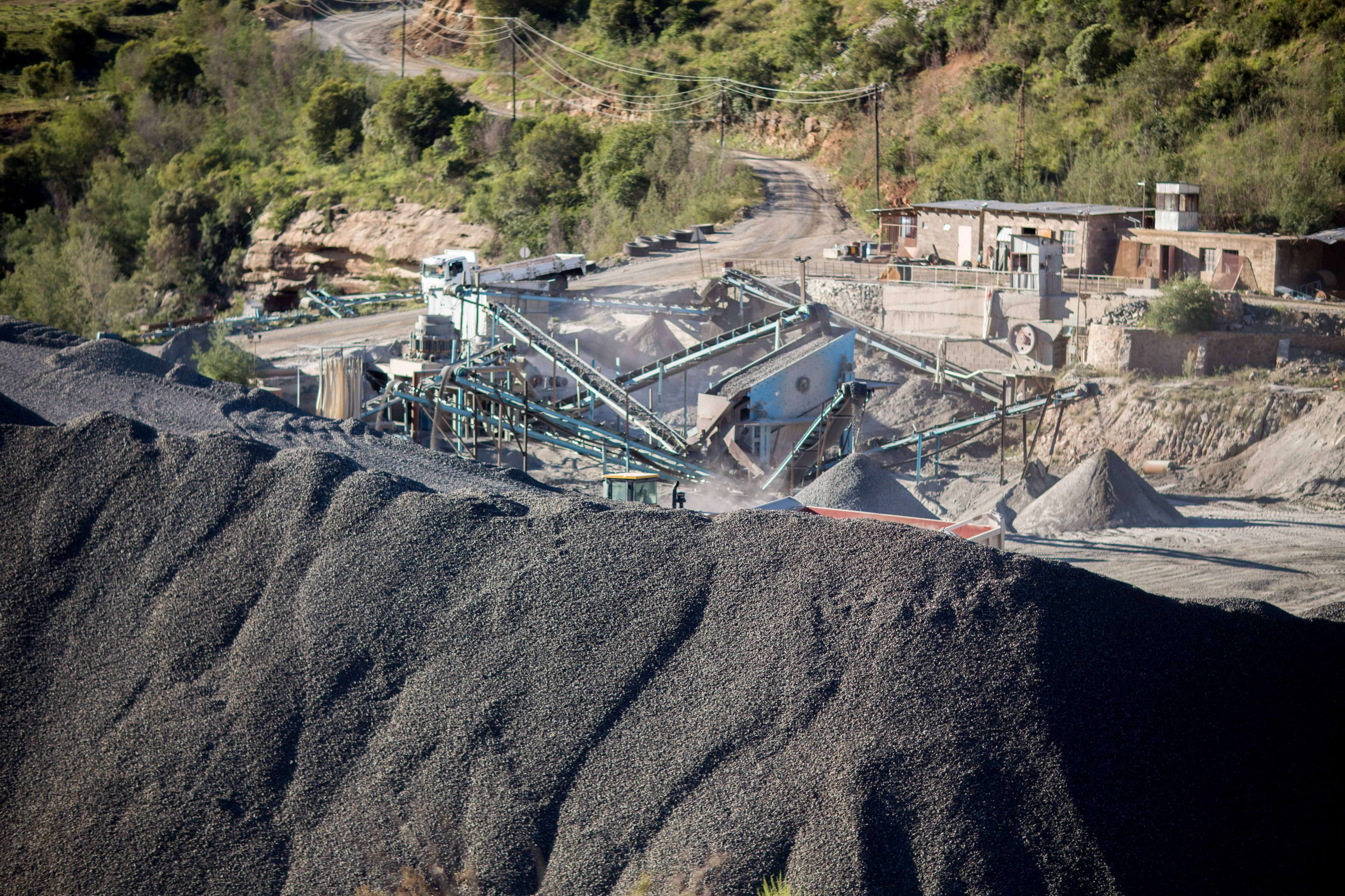 Chinese thermal miners cut prices as truck arrivals decline before holiday